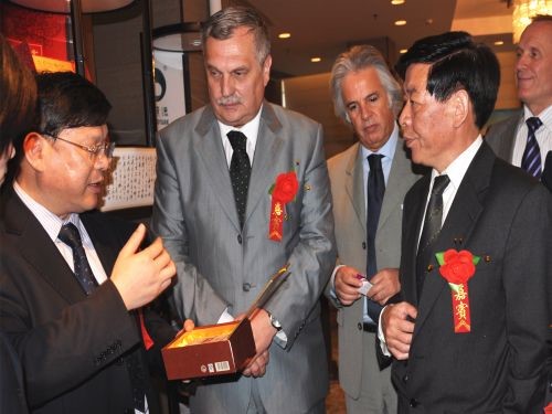 羅馬尼亞湖南黑茶推介會(huì)上，周重旺董事長(zhǎng)在向客商介紹臻藏茯茶_副本