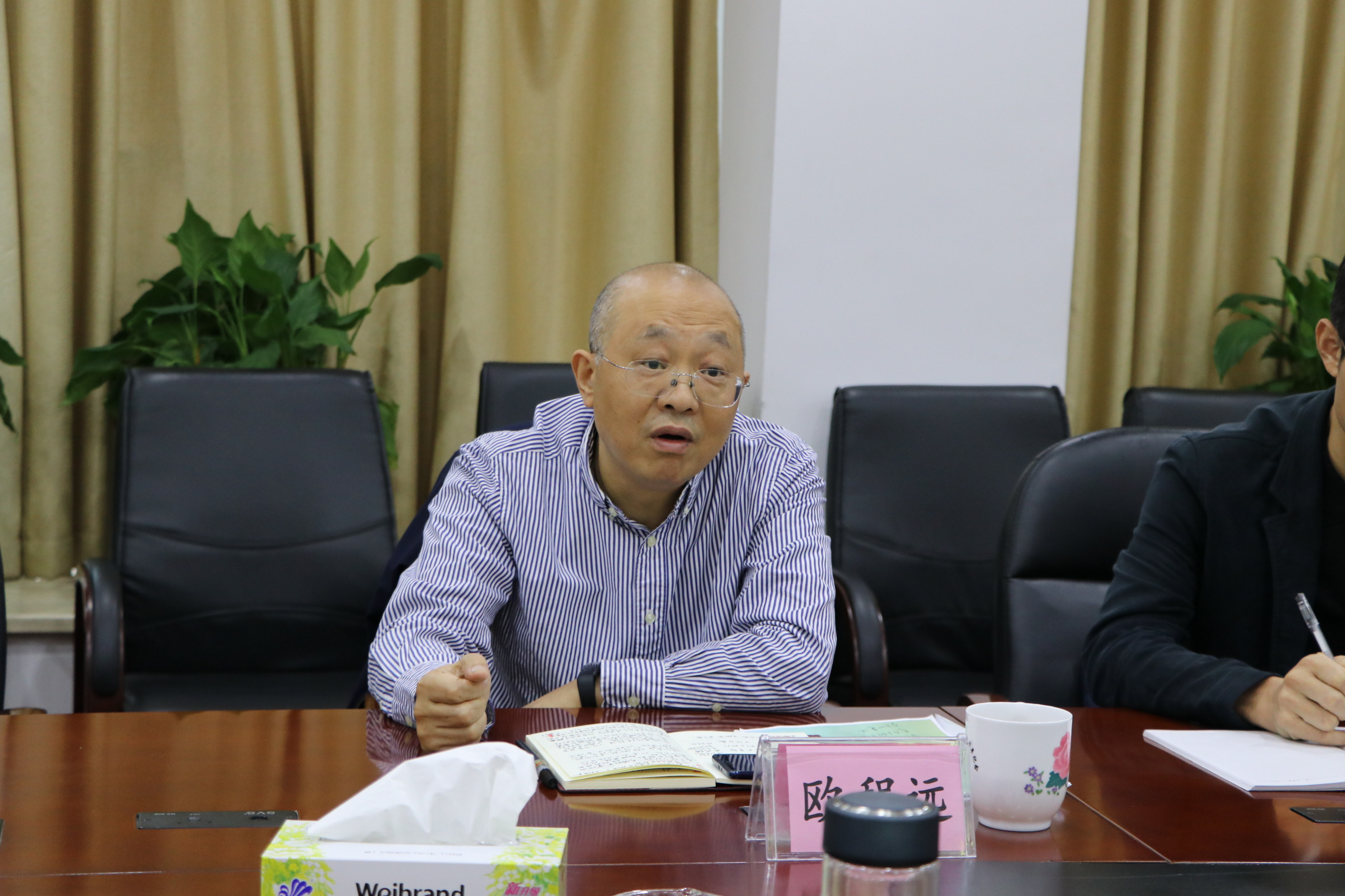 省供銷社總經(jīng)濟師歐程遠調(diào)研公司支部建設并參加主題學習
